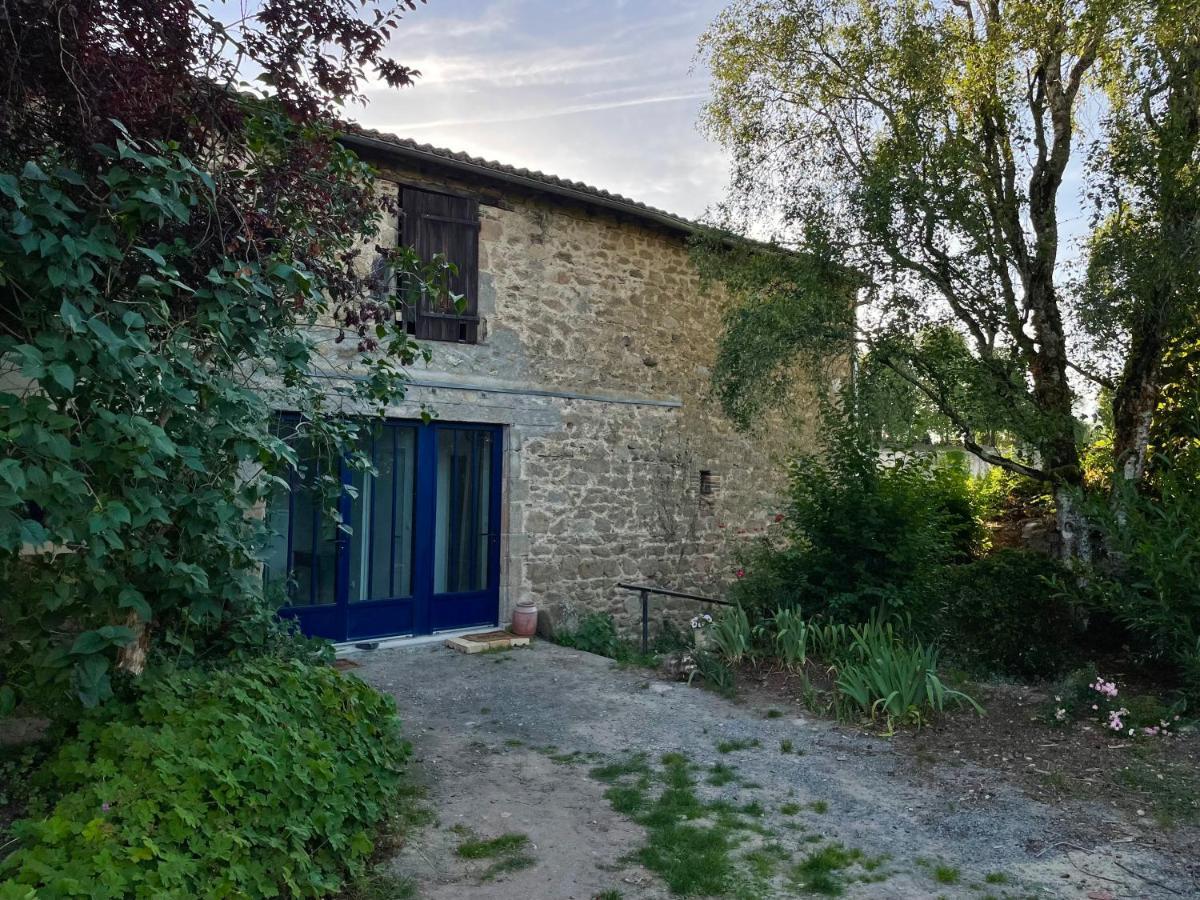 Hotel Les 3 Pigeons Bressuire Exterior foto